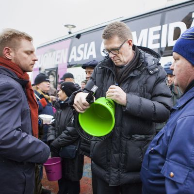 matti Vanhanen signeeraa ämpäriä torilla