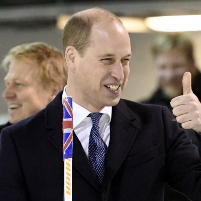Prinssi William näyttää peukkua.