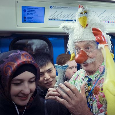 Adams kohtaa ihmisiä vaikka Moskovan metrossa.
