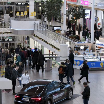 Joulunaluskauppaa kauppakeskus Jumbossa Vantaalla