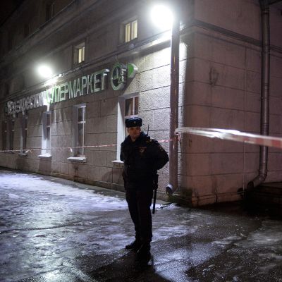 Poliisi seisoo Pietarilaisen supermarketin edessä.