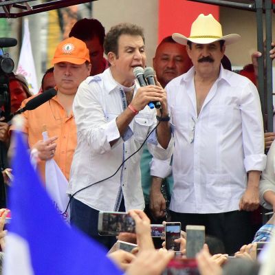 Opposition presidenttiehdokas Salvador Nasralla (vas.) ja entinen presidentti Manuel Zelaya puhuivat tukijoilleen San Pedro Sulassa Hondurasissa 6. tammikuuta 2018.
