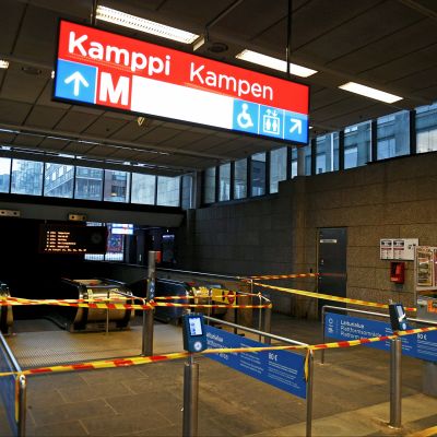 Pääsy Kampin metroasemalle on estetty nauhoin Helsingissä.