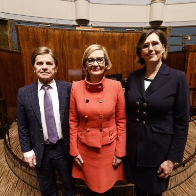 Vastavalittu eduskunnan puhemiehistö, ensimmäinen varapuhemies Mauri Pekkarinen (vas.), eduskunnan puhemies Paula Risikko ja toinen varapuhemies Tuula Haatainen poseeraavat eduskunnan istuntosalissa puhemiesvaalien jälkeen Helsingissä maanantaina 5. helmikuuta