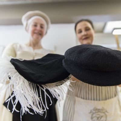 Paula Hohti ja Jane Malcolm-Davis valmistavat renesanssilakkeja.