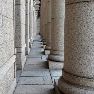 Eduskuntatalon pylväikkö sisäänkäynnissä