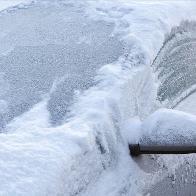Jäätynyt auto.