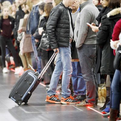 Matkustajat jonottavat lentoasemalla.