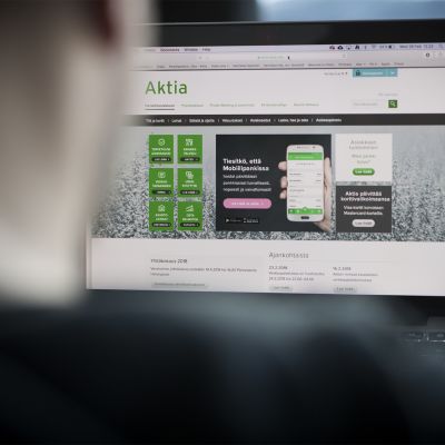 Mies käyttää Aktian verkkopankkia.