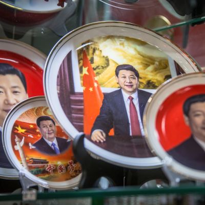Kiinan presidentin kasvokuvilla koristettuja lautasia.