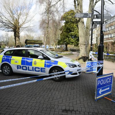 Poliisin nauhoilla eristämä alue Salisburyssa, Britanniassa. Poliisimies seisoo vartioimassa.