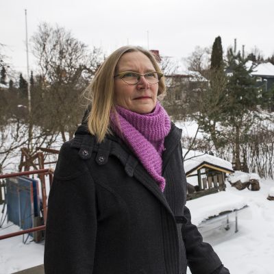 Salli Hakala omalla pihallaan.