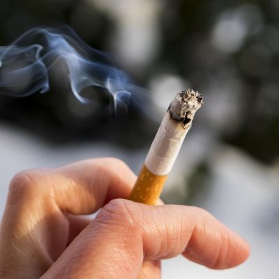 Tupakka palaa sormien välissä
