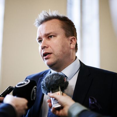 Keskustan eduskuntaryhmän puheenjohtaja Antti Kaikkonen tapasi mediaa eduskuntaryhmien puheenjohtajien kokouksen jälkeen Helsingissä 5. huhtikuuta