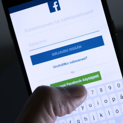 Facebook applikaatio auki puhelimessa.