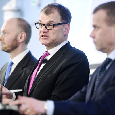 Eurooppa-, kulttuuri- ja urheiluministeri Sampo Terho (sin.), pääministeri Juha Sipilä (kesk.), valtiovarainministeri Petteri Orpo (kok.) hallituksen kehysriihen loppuinfossa Helsingissä 11. huhtikuuta.
