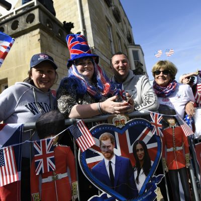 Fanit ovat ryhmittyneet Britannian ja USA:n lippujen sekä moriusparin kuvan taakse Windsorissa.