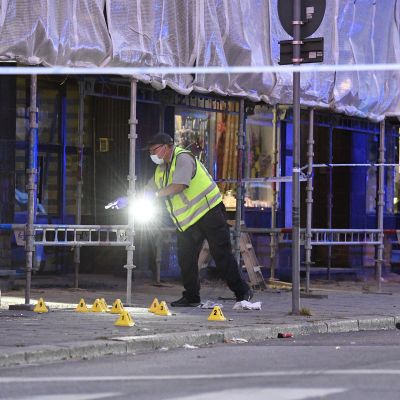Rikospaikkatutkijat työssä Drottninggatanilla.