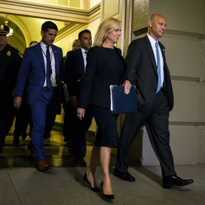 Ministeri Kristjen Nielsen poistumassa meksikolaisesta ravintolasta.