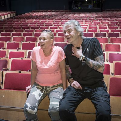 Sari Siikander ja Jussi Lampi Peacock teatterin katsomossa