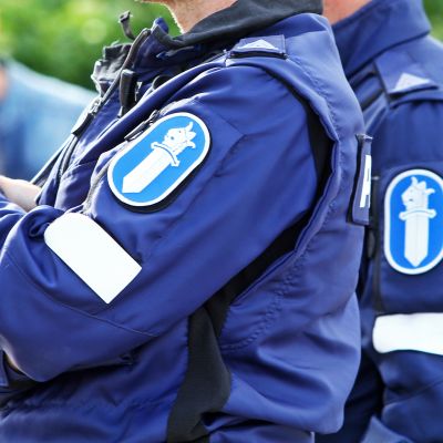 Poliiseja puvuissaan.