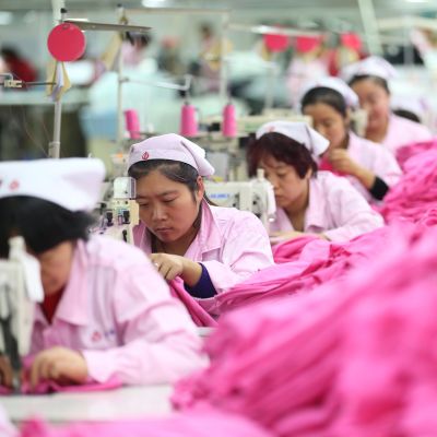 Kiinalaisnaisia tehtaassa töissä.