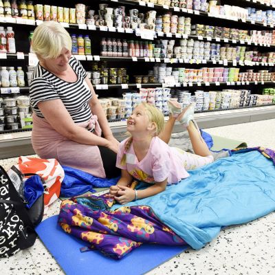 Maritta Airaksinen ja lapsenlapsensa Odelia viettivät yön Pohjois-Haagan K-Supermarketissa.