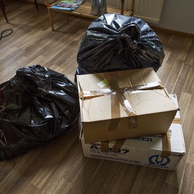 Muuttolaatikoita ja jätesäkkejä.