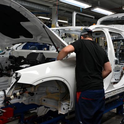 Autonrakennusta Uudenkaupungin autotehtaalla