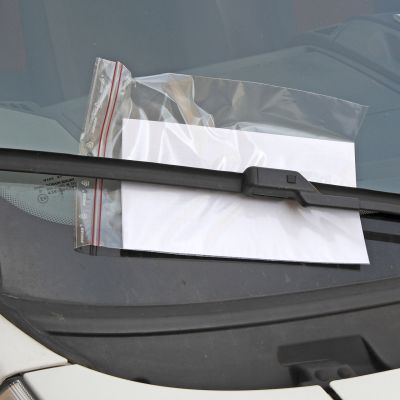 Parkkisakko auton tuulilasissa.