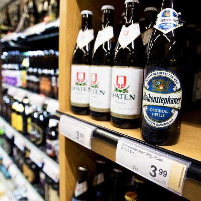 Olutpulloja kaupan juomahyllyssä.