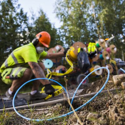 Valokuitukaapelia vedetään mikro-ojituksella Kirkkonummella