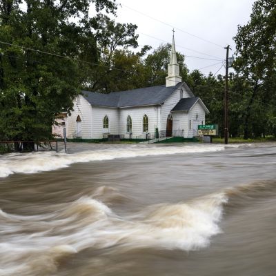 Fayettevillessä, Pohjois-Carolinassa paikallisen St. Jamesin kirkon editse kulkeva tie on muuttunut joeksi.