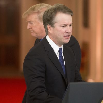 Donald Trump ja Brett Kavanaugh puhujalavalla Valkoisessa talossa, Kavanaugh poistuvan Trumpin edessä