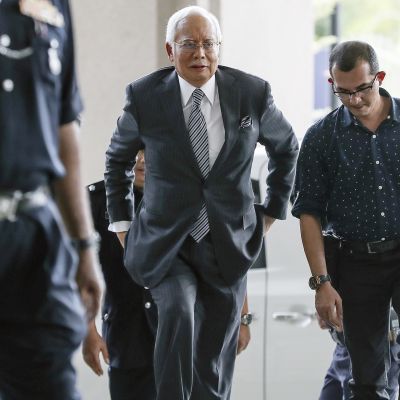 Najib Razak saapumassa oikeudenkäyntiin.