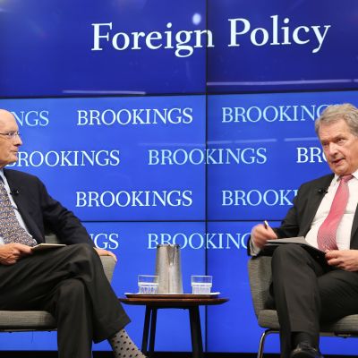 Presidentti Niinistö keskustelee tutkija Strobe Talbottin kanssa ajatushautomo Brookings-instituutissa Washingtonissa 27. syyskuuta.
