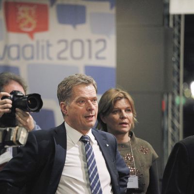 Kokoomuksen presidenttiehdokas Sauli Niinistö valokuvaajien ympäröimänä vuoden 2012 presidentinvaalien ensimmäisellä kierroksella Ylen vaalivalvojaisissa Musiikkitalolla.