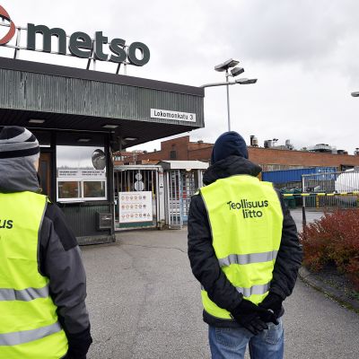 Lakkovahteja Metso Mineralsin tehtaalla Tampereella 3. lokakuuta.