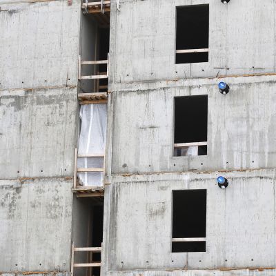 Kerrostalon betonista ulkoseinää rakennusvaiheessa.