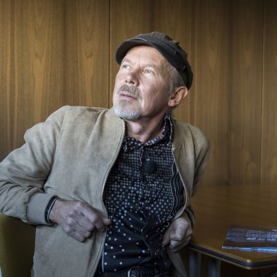 J. Karjalaisen luovuus vaatii lötköttelyä: "Olen ollut laiskottelun puolestapuhuja jo 80-luvulta lähtien"