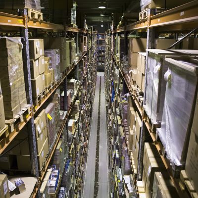 Hyvinkäällä sijaitsevassa Kirjavälityksen varastossa on 12–13 miljoonaa kirjaa.