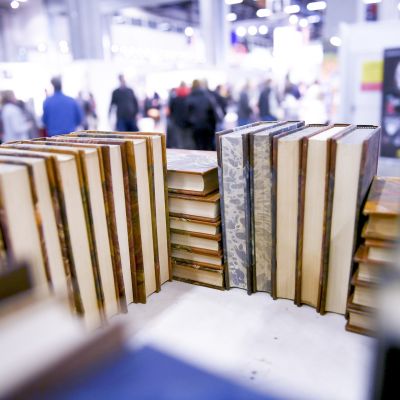 Kirjoja Helsingin kirjamessuilla, jotka avattiin Messukeskuksessa 25. lokakuuta