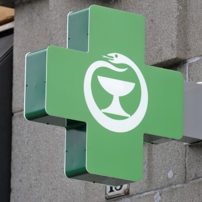 apteekin logo talon seinässä