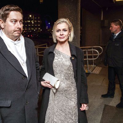 Panimo- ja virvoitusjuomateollisuusliiton uusi toimitusjohtaja Riikka Pakarinen ja puoliso Eemeli Mäkinen saapuvat itsenäisyyspäivän vastaanotolle Helsingissä 6. joulukuuta