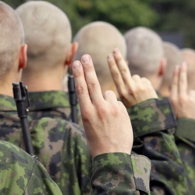 Merivoimien sotilas vannoo sotilasvalan Upinniemessä.