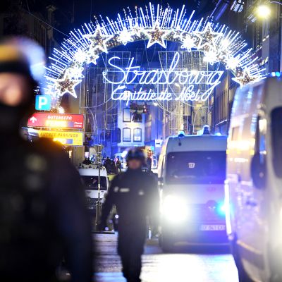 Poliiseja Strasbourgin joulutorin lähistöllä myöhään tiistai-iltana 11. joulukuuta.