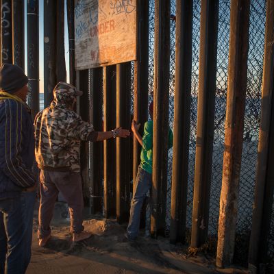 16-vuotias hondurasilaispoika luikahtaa raja-aidan läpi