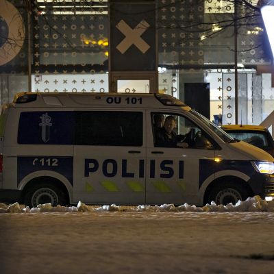 Poliisi seurasi Oulun Perussuomalaisten järjestämää mielenosoitusta.