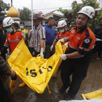 Pelastustyöntekijöitä Pandeglangissa Indonesiassa.