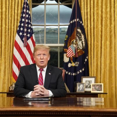 Presidentti Trump puhuu Valkoisessa talossa.